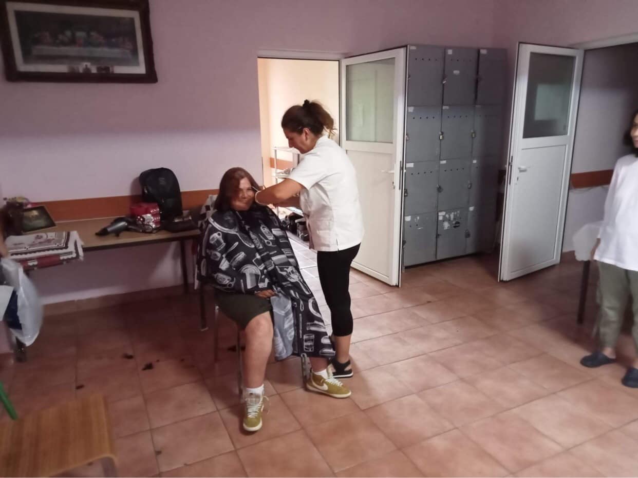 Hatalmas szíve van: ingyen vágja a hajléktalanszállón lakó nők haját egy szatmári fodrásznő