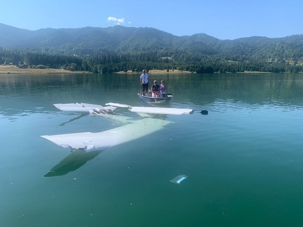 FOTO/VIDEO. Avion prăbușit într-un lac din nord-vestul țării! Două victime, una inconștientă