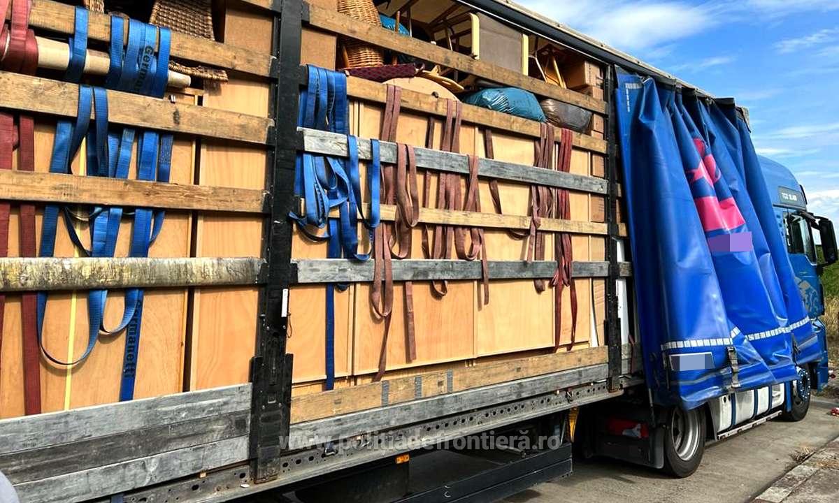 FOTO. Tiruri cu mobilă second-hand și anvelope uzate. Frontieriștii sătmăreni au trimis deșeurile înapoi