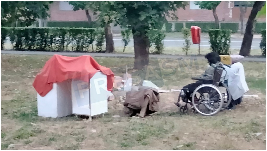 FOTO. Femeie surprinsă sub cerul liber, în scaun cu rotile, pe Drumul Careiului din Satu Mare