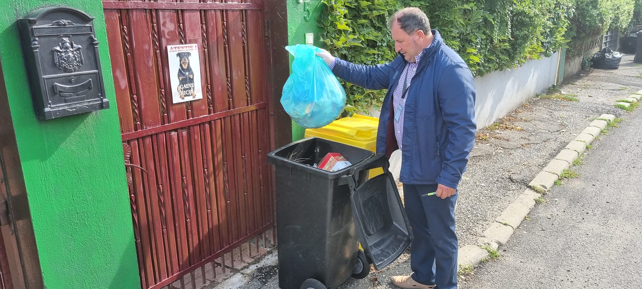 FOTO. În județul vecin, cine nu colecteze selectiv rămâne cu gunoiul la poartă și mai primește și amendă