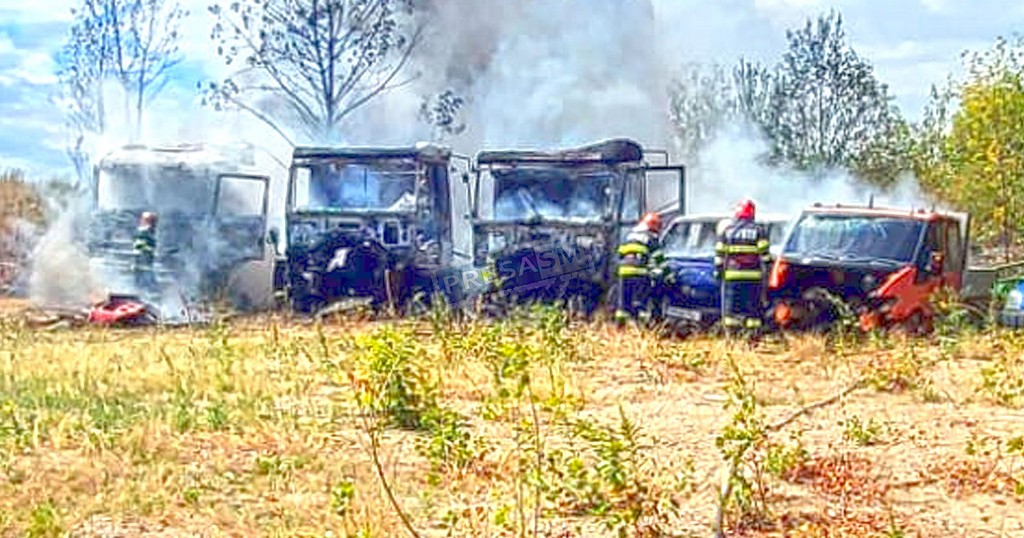 FOTOGALERIE. Incendiu în Odoreu. Au ars mai multe camioane și autoutilitare