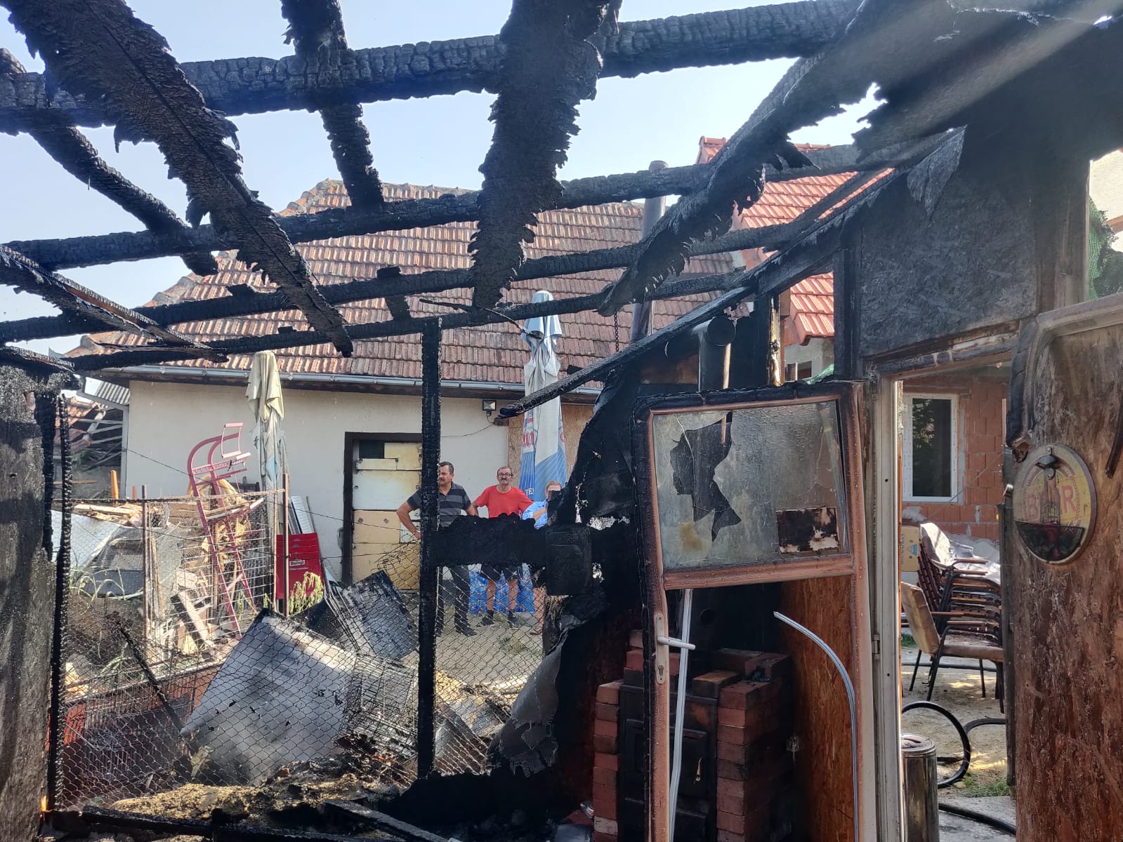 FOTOGALERIE. Terasa unui bar din județul Satu Mare a fost făcută scrum