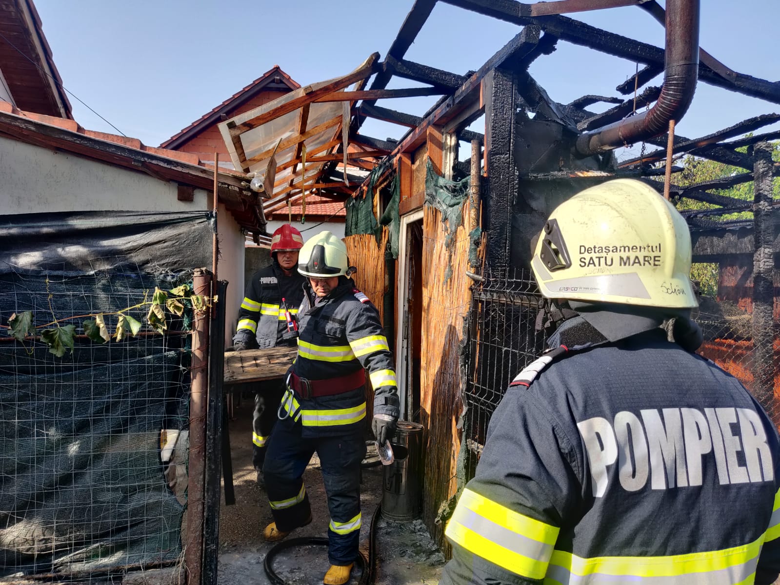 DRAMATIC. O sătmăreancă și-a dat foc la casă și a suferit arsuri grave