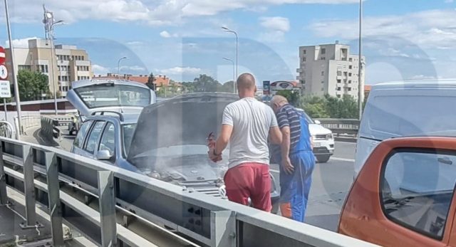 FOTO. Început de incendiu la o mașină pe Podul Decebal. Sătmărenii au sărit în ajutorul șoferului