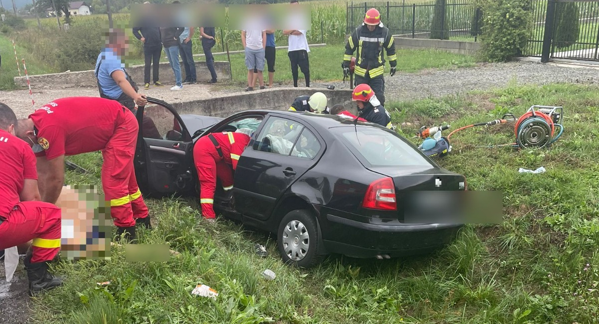 Beat la volan, un șofer a lovit cu mașina un parapet de beton, în Tășnad