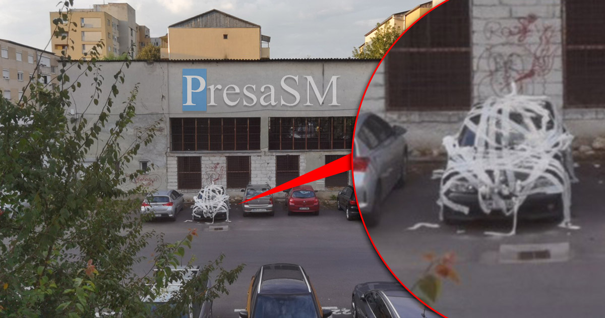 FOTO. Mașină împachetată în hârtie igienică în municipiul Satu Mare