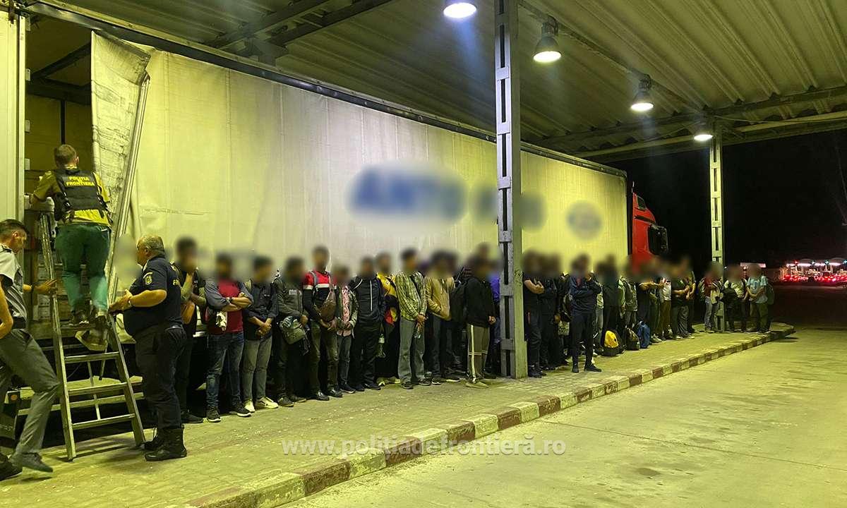 FOTO/VIDEO. Descoperire uriașă în Vama Petea! Zeci de migranți ascunși într-un TIR