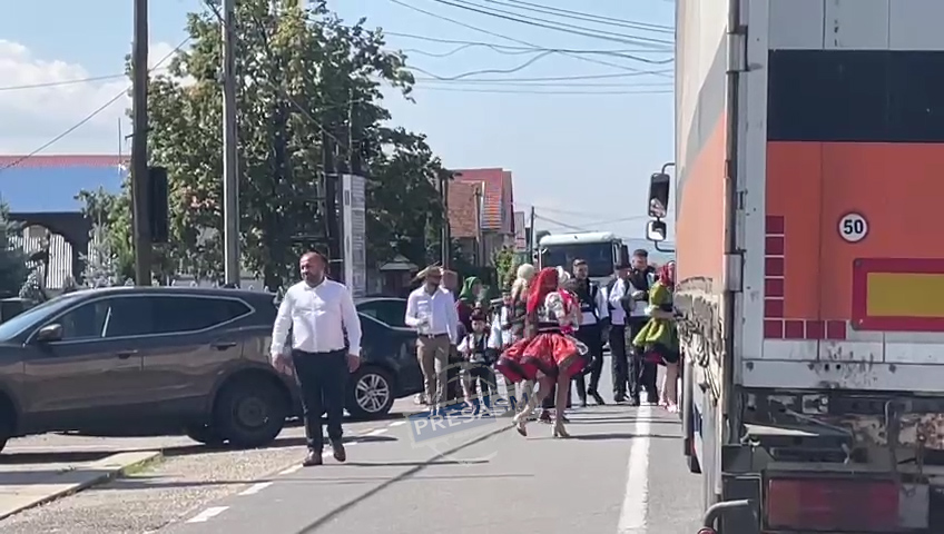 VIDEO. Nunți în mijlocul drumului, în Oaș! Cozi kilometrice de mașini și mulți nervi