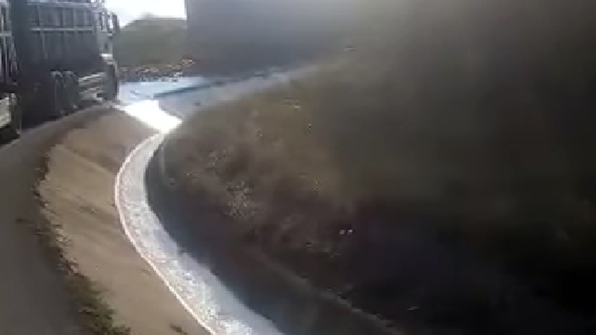 VIDEO. Pârâu de bere pe o șosea din țară. Sute de sticle au căzut dintr-un camion