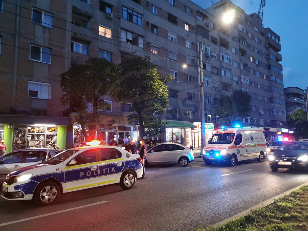 FOTO. Ireal, pe Drumul Careiului. Un bărbat a blocat strada, culcându-se pe șosea