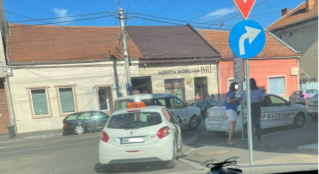 FOTO. Ce se învață la unele școli de șoferi din Satu Mare... Și în curbă e bine, dom`le