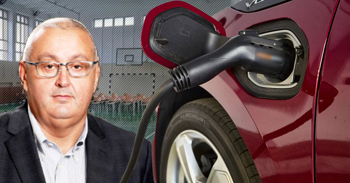 Culmea "ecologiei". Primarul unei comune, călcat de mascați. Fura curent de la sala de sport pentru mașina electrică