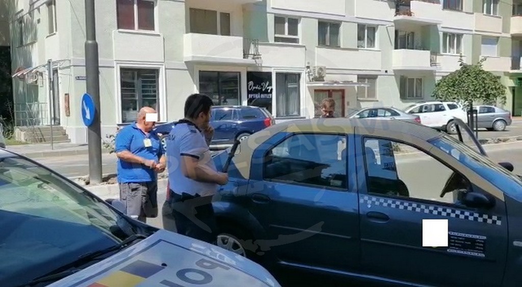 VIDEO. Taximetristul care bate oameni cu bastonul pe stradă în Satu Mare a fost prins