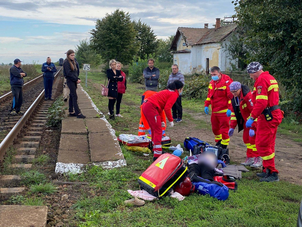 FOTO/VIDEO. Femeie lovită de tren, în județul Satu Mare. ACTUALIZARE: victima a decedat