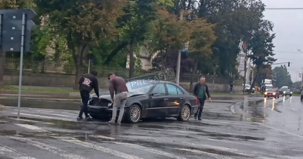 FOTO. Un nou accident în sensul fără sens din Satu Mare. A mușcat-o un ”stranier”