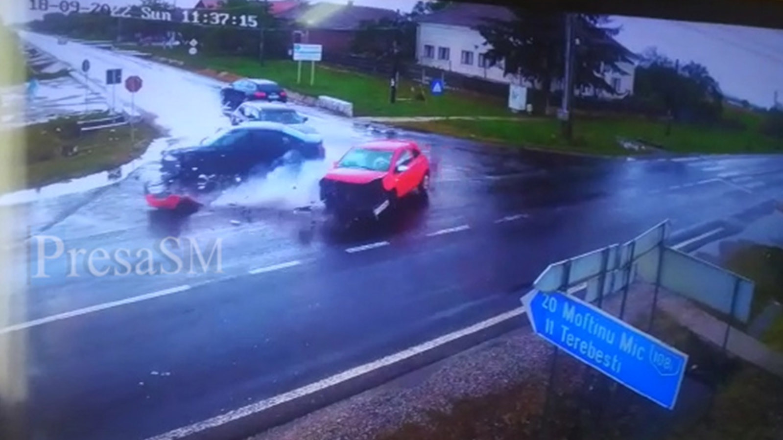 VIDEO. Accident grav, surprins LIVE în județul Satu Mare. O mamă și fiica au ajuns la Urgență