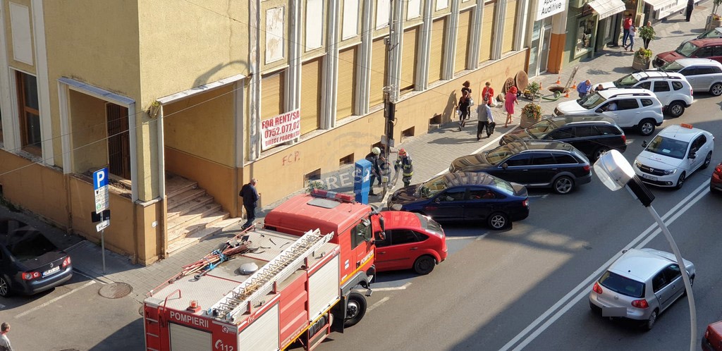 FOTOGALERIE. Inundație și pericol de electrocutare în centrul Sătmarului. Intervin pompierii