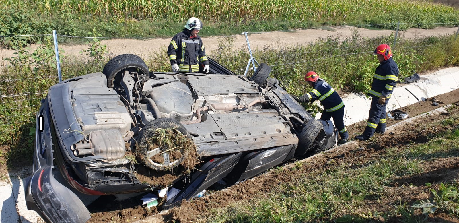 Fotó. Súlyos baleset Szatmárnémetiben: árokba borult egy autó a körgyűrűn