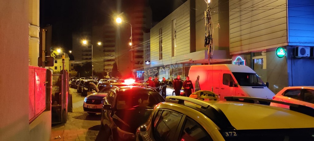 FOTO/VIDEO. Scandal în fața unui club din Satu Mare. Un tânăr a ”julit” mașina firmei de pază