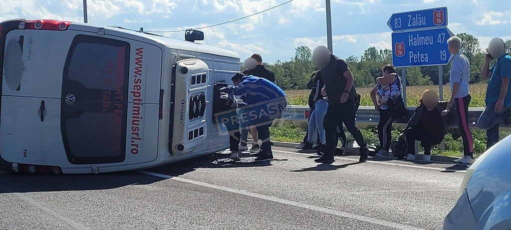 FOTO/VIDEO. Microbuz cu pasageri răsturnat pe centura Sătmarului. OPT victime, PLAN ROȘU activat
