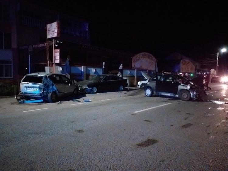 FOTO. Două șoferițe au făcut prăpăd pe străzile unui oraș din țară