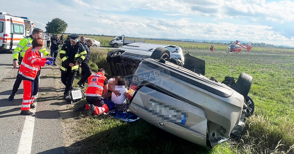 FOTO. Accident teribil în județ! Coliziune  între un microbuz și mașină, elicopterul SMURD la intervenție