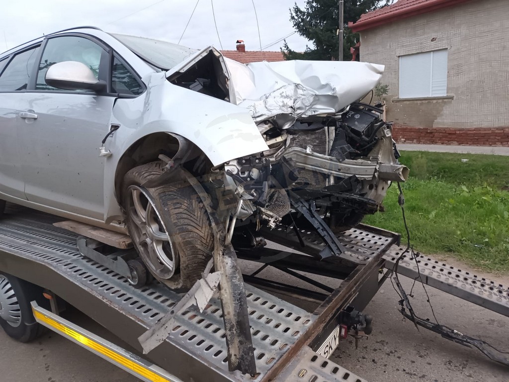 Accident cu victimă în Tășnad. Un maramureșean și-a ”parcat” mașina în parapet
