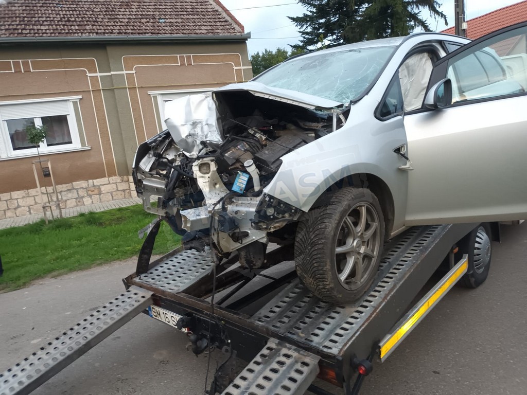 Inconștiență! A dat mașina unui minor beat, care s-a oprit într-un stâlp. Minorul a scăpat, majorul NU