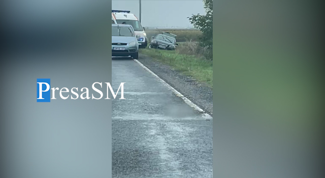 VIDEO. Accident în județul Satu Mare. O mașină în șanț. Ambulanța la fața locului