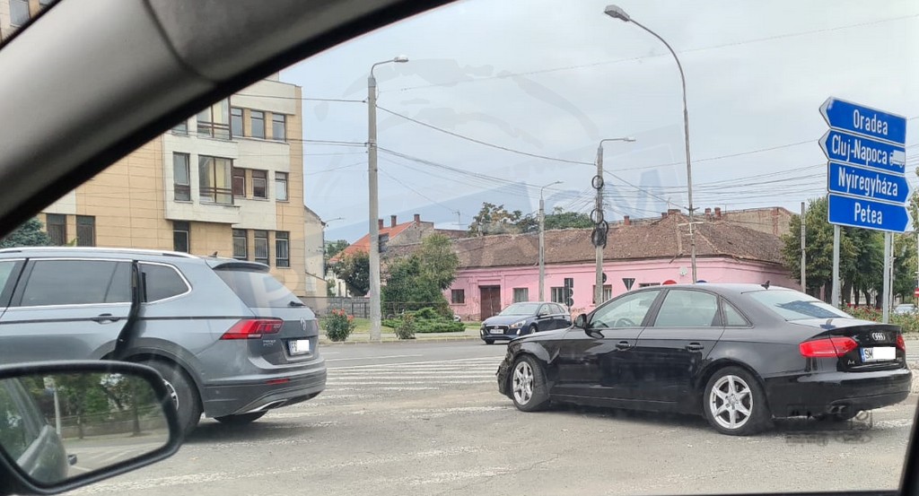 FOTO. Un nou accident în sensul fără sens din Satu Mare. A mai ”mușcat-o” un stranier