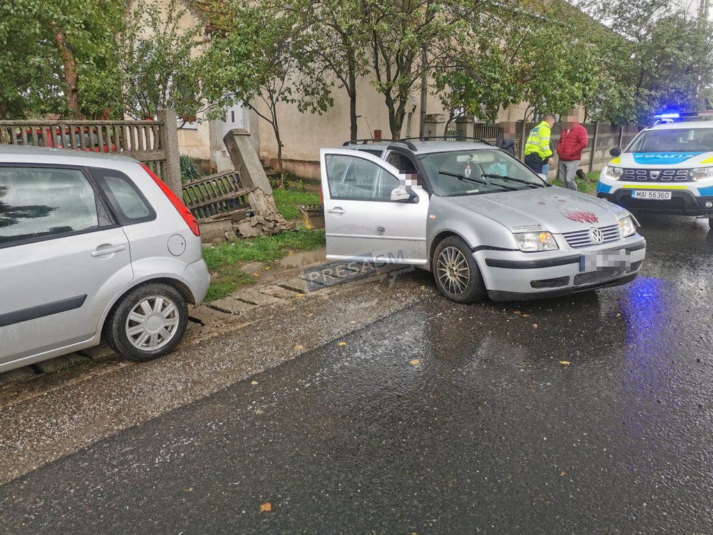 FOTO. Accident în județul Satu Mare. S-a izbit cu mașina de gardul unei case. O femeie a ajuns la spital