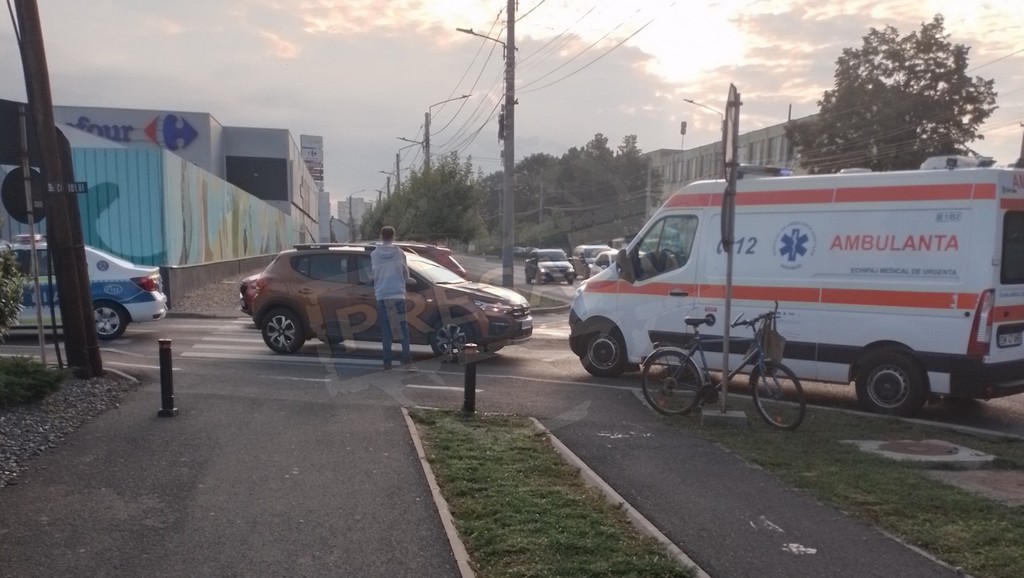 FOTO/VIDEO. Biciclist lovit pe trecerea de pietoni. Accident pe Drumul Careiului, lângă Lidl