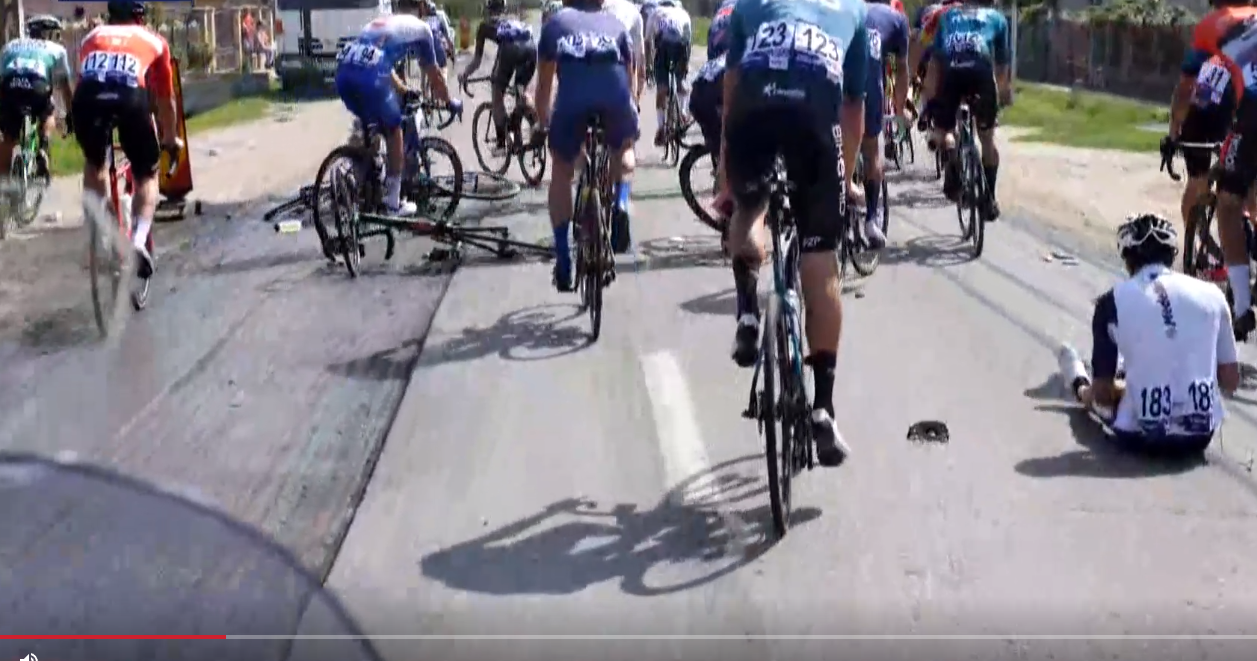 FOTOGALERIE. Ce rușine! Bicicliști de la Turul României au căzut din cauza gropilor, în județul Satu Mare