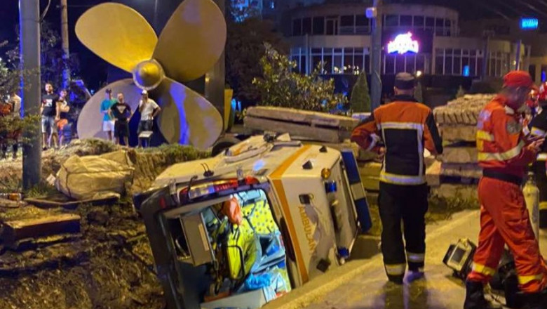 FOTO/VIDEO. Ambulanță răsturnată în șanț, după o coliziune. Mamă și copil răniți în accident