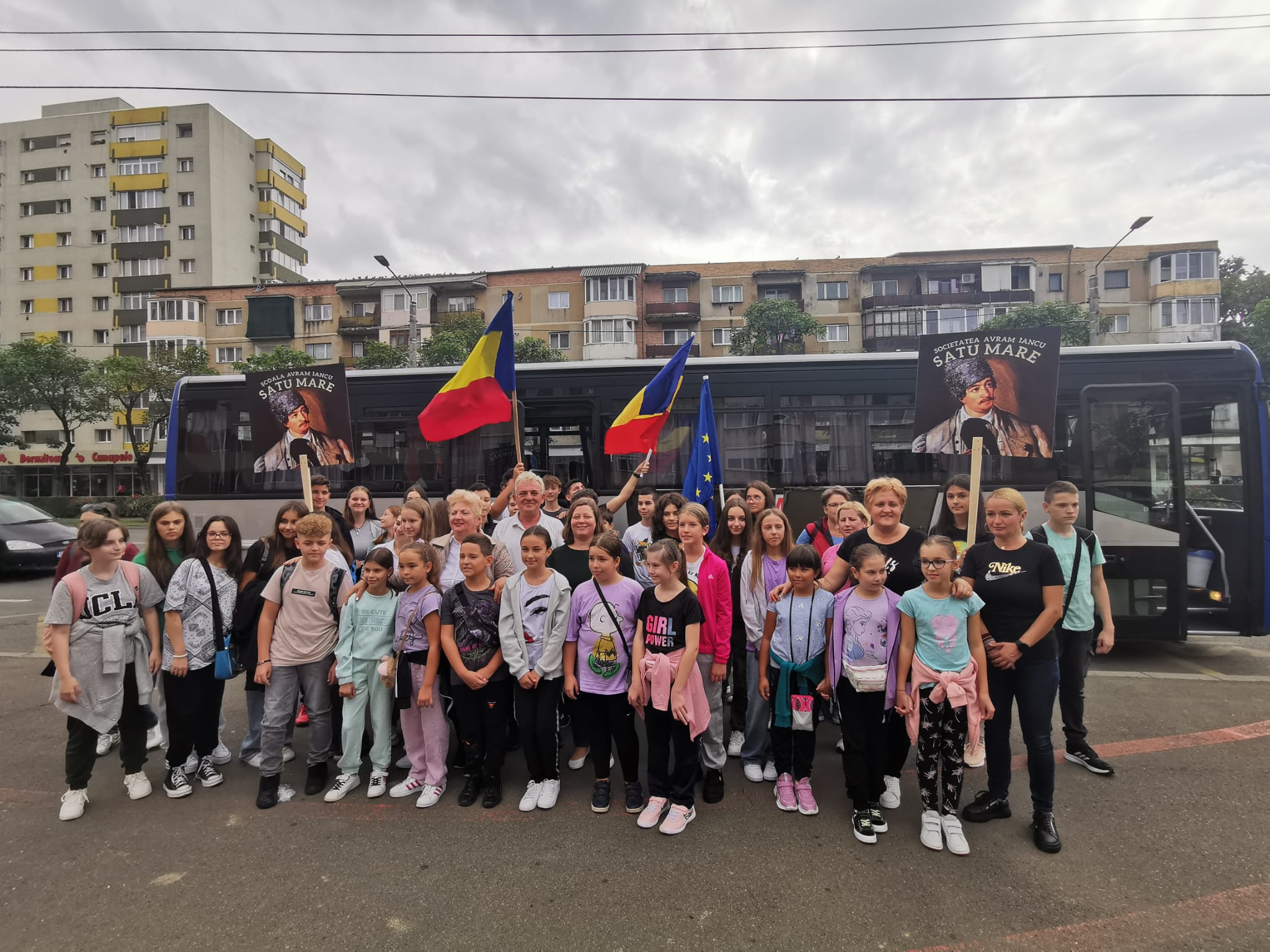 FOTO. Gest de suflet! Excursie pentru zeci de elevi merituoși oferită de un sătmărean inimos