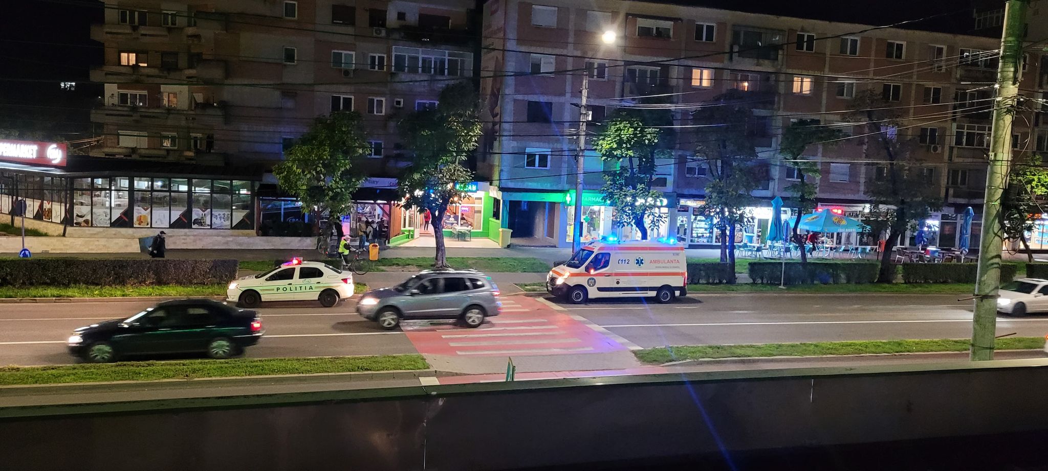 Fotó. Verekedés tört ki egy szatmárnémeti bárban. Székek röpködtek, balhéztak az asztalon és alatta is