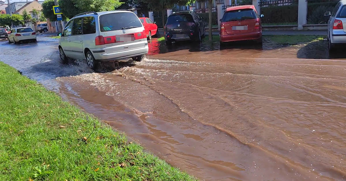 FOTO. Inundație masivă pe bulevardul Cloșca. Carosabilul și parcul, acoperite de ape