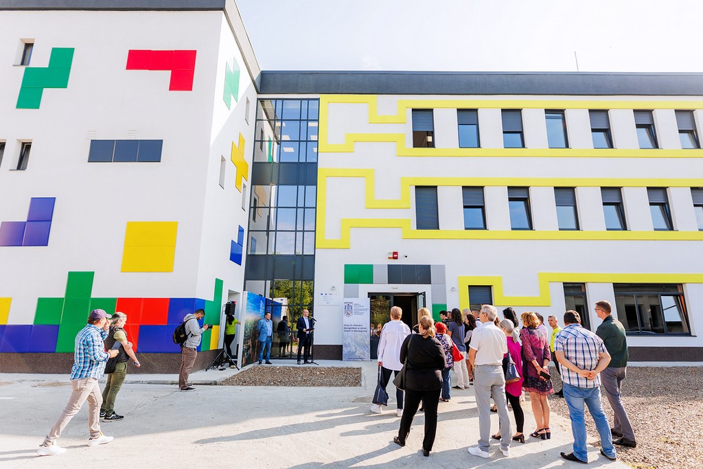 FOTOGALERIE. Schimbare impresionantă în zona Ostrovului. Ruină transformată într-un centru modern