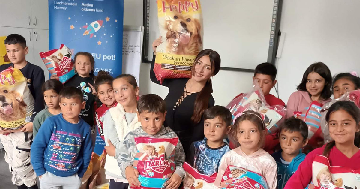 FOTO. Gest înduioșător! Din puținul lor, micuții au ajutat câinii fără stăpân: "Am rămas fără cuvinte"