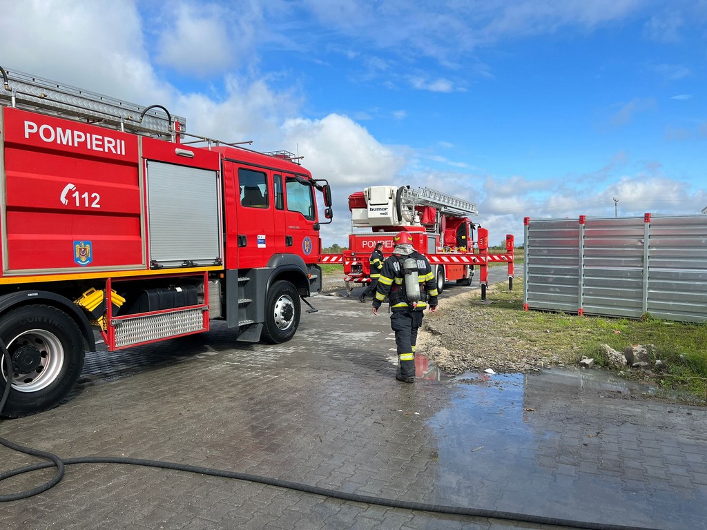FOTO/VIDEO. Exercițiu de amploare al pompierilor sătmăreni la o fabrică din Satu Mare