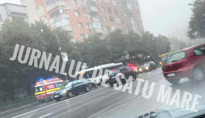 FOTO. Accident în Satu Mare. Un călător Transurban a rămas cu piciorul prins în ușa autobuzului