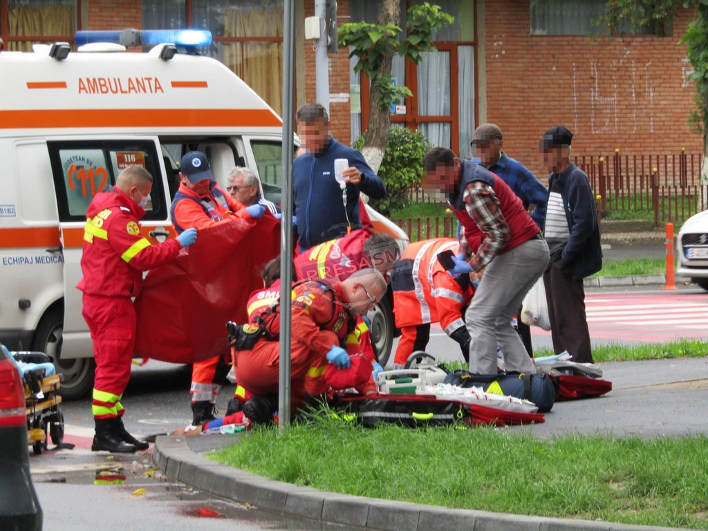 FOTO. Situația dramatică în Satu Mare. Bărbat căzut pe stradă, în stop cardiorespirator