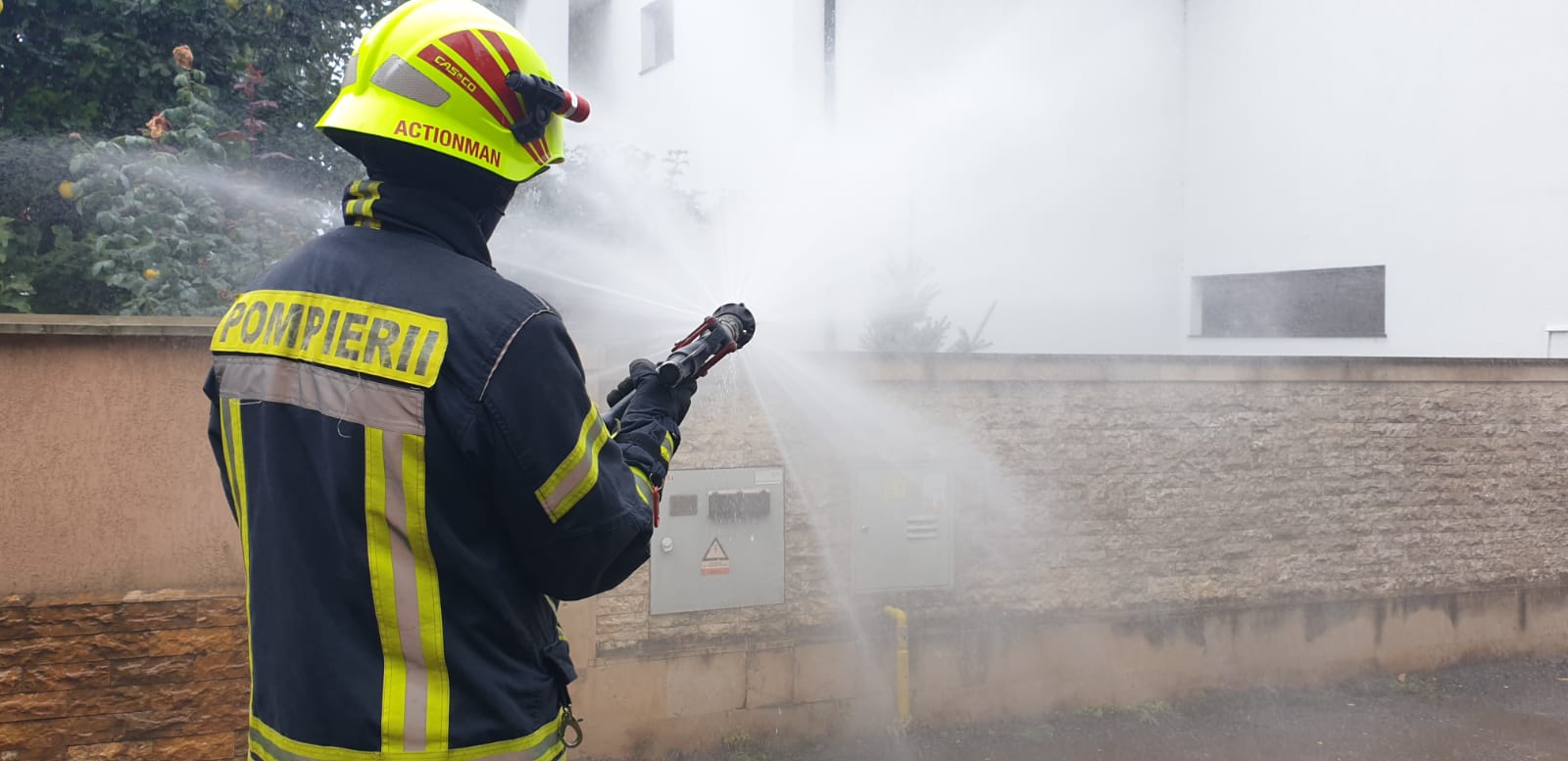 FOTO. Pericol de explozie după un accident rutier, în municipiul Satu Mare. Șoferul a intrat cu mașina în țeava de gaz