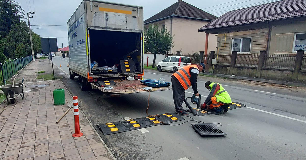 FOTO/VIDEO. Accidente în Odoreu. Autoritățile au montat limitatoare de viteză pentru protejarea pietonilor