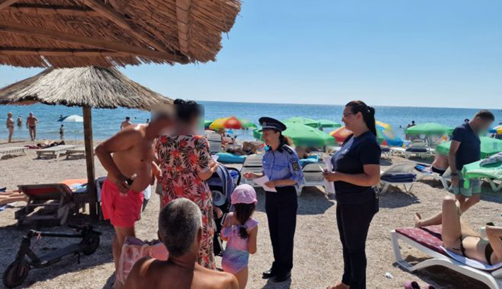 GELOZIE. Un sătmărean și-a bătut soția în vacanță, la mare. Femeia a luat copiii și a fugit