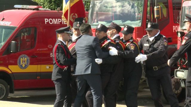 FOTO. Prefectul de Satu Mare a sărit în ajutorul unui pompier căruia i s-a făcut rău