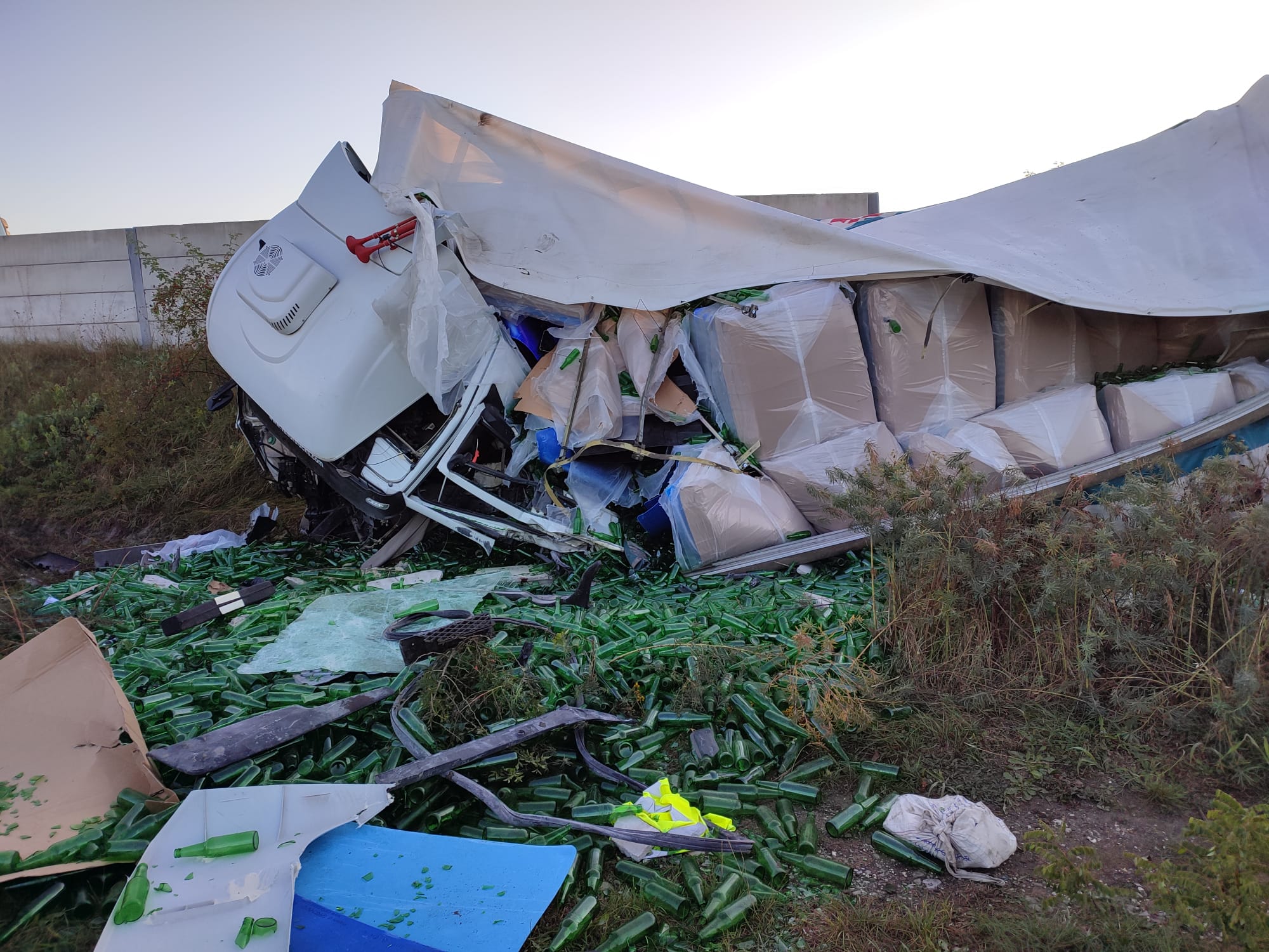 FOTO. Accident mortal pe autostradă. Șoferul de TIR trecut de separatoare și a ajuns pe contrasens