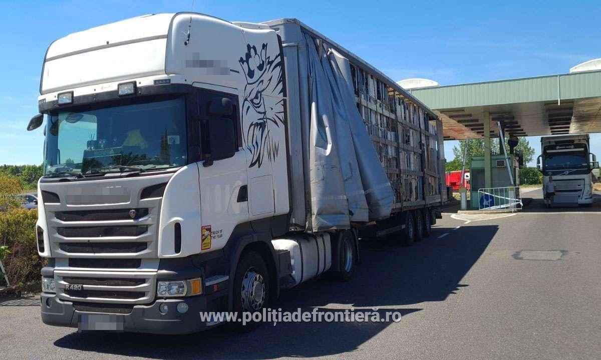 FOTO. TIR interzis prin Vama Petea. Întors pe teritoriul Ungariei, cu tone de ”marfă”