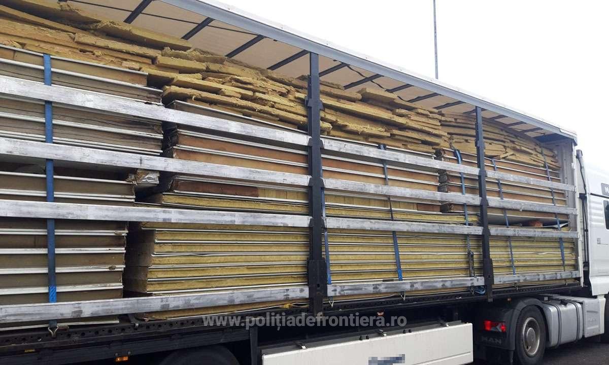 FOTO. TIR oprit în Vama Petea. Nu a fost lăsat să intre, întors în Ungaria